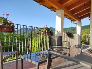 a patio with a table and chairs on a balcony at Casa Modigliani - Tra Arte e Natura in San Quirico