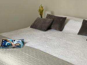 um livro sentado em cima de uma cama em Apartments Miki, Okrug Gornji, Trogir em Trogir