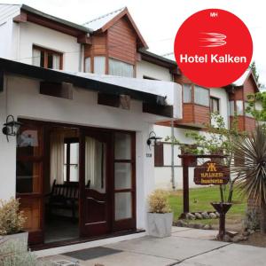 um sinal de hotel kalispell em frente a uma casa em Kalken Hotel by MH em El Calafate