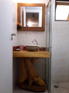 y baño con lavabo y espejo. en Condomínio Alto da Boa Vista, en Campos do Jordão