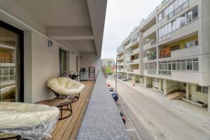 een balkon van een gebouw met bedden en een straat bij Luxurious 2 Bedroom Apartment in Herastrau in Boekarest