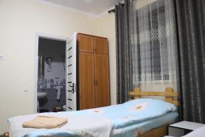 Postel nebo postele na pokoji v ubytování Tündük Guest House, Karakol