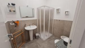 Un baño con ducha, lavabo e inodoro. en Sweet Home Airport 2.0, en Catania 8 fotos más