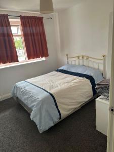 Postel nebo postele na pokoji v ubytování Palm Court next to the Sea 5 minutes from the Beach + 14 fotografií