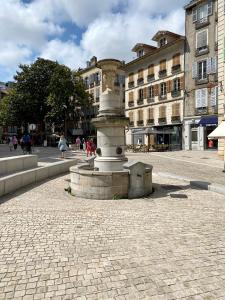 Une statue au milieu d'une rue avec des bâtiments dans l'établissement Loft Cathédrale, à Bayonne