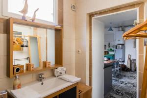 a bathroom with a sink and a mirror at Le Vintage in Périgueux +43 photos