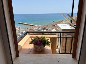 un balcone con vista sull'oceano e su una pianta di Casa Vacanze Selinus a Marinella di Selinunte