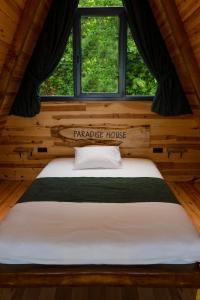 Postel nebo postele na pokoji v ubytování Paradise House - Bungalov