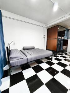 Noir Cafe And Hostel Chinatown Bangkok客房内的一张或多张床位
