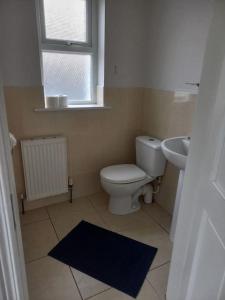 La salle de bains est pourvue de toilettes, d'un lavabo et d'une fenêtre. dans l'établissement Buncrana Class 5 double bed, à Buncrana