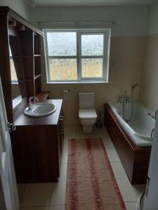 La salle de bains est pourvue de toilettes, d'une baignoire et d'un lavabo. dans l'établissement Buncrana Class 5 double bed, à Buncrana
