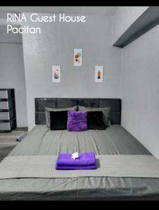 Postel nebo postele na pokoji v ubytování RINA Guest House Pacitan