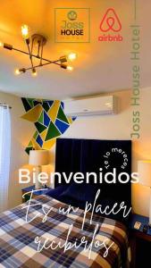 una camera da letto con un cartello sul muro di CASA Privada Wifi CLIMAParking Netflix REFRI Micro a Monterrey