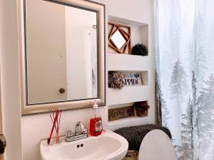 a bathroom with a sink and a mirror at CASA Privada Wifi CLIMAParking Netflix REFRI Micro in Monterrey