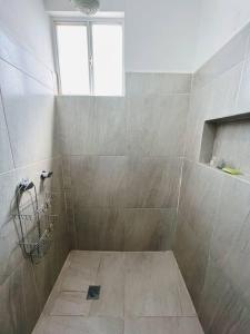 bagno con doccia e finestra di CASA Privada Wifi CLIMAParking Netflix REFRI Micro a Monterrey