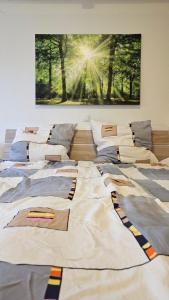 un groupe de lits alignés sur un mur dans l'établissement Ferienwohnung Rodder Maar, à Niederzissen