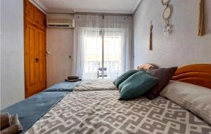 sypialnia z dużym łóżkiem i oknem w obiekcie 3 Bedroom Cozy Home In San Pedro Del Pinatar w mieście San Pedro del Pinatar