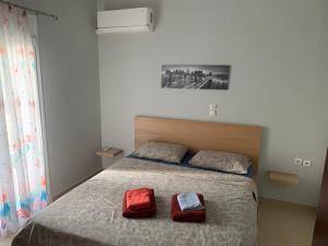 A bed or beds in a room at Τhe Sunny Apartments