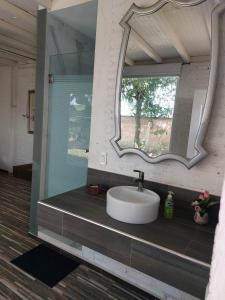 W łazience znajduje się umywalka i lustro. w obiekcie Casa de la O w mieście Yautepec