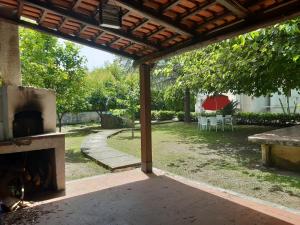 un pabellón al aire libre con chimenea en un patio en Villa Livia, en Villammare