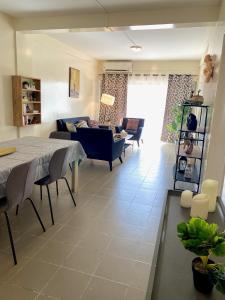 達喀爾的住宿－Appartement: Dakar-Plateau，客厅配有桌子和沙发