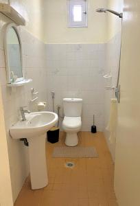 a bathroom with a white toilet and a sink at Appartement: Dakar-Plateau in Dakar