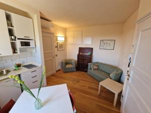 Flat II في Petroio: مطبخ وغرفة معيشة مع أريكة وطاولة