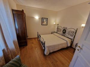 Flat II في Petroio: غرفة نوم بسرير وارضية خشبية
