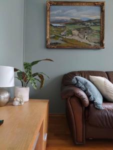 sala de estar con sofá y mesa en Cozy family house, en Tromsø