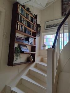 una escalera en una casa con un estante de libros en Cozy family house, en Tromsø