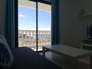 Camera con finestra e balcone affacciato di Apartamento Domínguez, Fuerteventura a Morro del Jable
