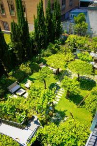 une vue sur un parc avec des arbres et des buissons dans l'établissement Hotel Forum, à Pompéi