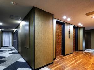長崎市にあるアパホテル〈長崎出島〉の建物内のエレベーターが並ぶ廊下