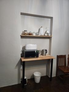 une table avec un grille-pain et un four micro-ondes. dans l'établissement Guest Room, à Boksburg