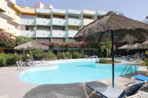 The swimming pool at or close to Apartamento con piscina climatizada y vista al mar