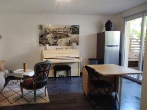 una cucina con scrivania, tavolo e sedie di Appartement Disneyland Paris a Bussy-Saint-Georges