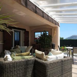- patio con 2 sedie e cuscini in vimini di Elégant-Cosy 2P55M2 dans bas de villa provençale ! a Villeneuve-Loubet