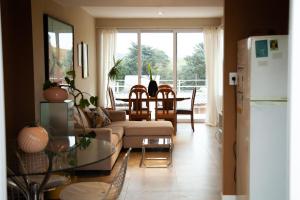 a living room with a couch and a table at Hermoso Triplex en Sierra de la Ventana in Sierra de la Ventana