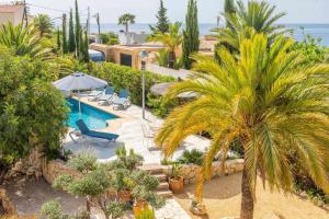 een resort met een zwembad en palmbomen bij Villa Sunny en Calpe con piscina Jardin y playas in Calpe