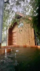 um edifício de madeira com uma porta ao lado em Tinyhouse Licanray em Licán Ray