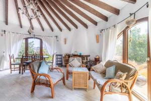een woonkamer met stoelen en een tafel bij Villa Sunny en Calpe con piscina Jardin y playas in Calpe