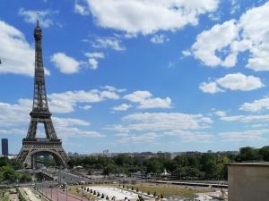 vista sulla torre Eiffel dalla tro di Appartement Disneyland Paris a Bussy-Saint-Georges