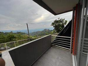 a balcony of a house with a view of the mountains at Hermoso apartamento la Francia 3 habitaciones in Manizales