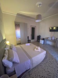 1 dormitorio con 1 cama grande y toallas. en Stella Maris, en Palermo