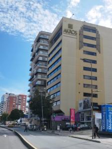 a building with an akos sign on the side of it at Suite Akros in Quito