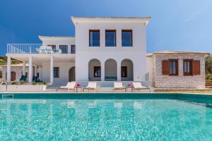 une villa avec une piscine en face d'une maison dans l'établissement Sunshine Pool Villa near the Sea, à Skopelos