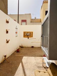 Habitación con pared blanca y banco en sweet house fes, en Fez