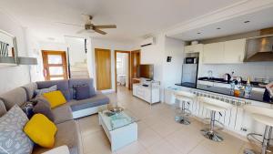 ein Wohnzimmer mit Couch und Küche in der Unterkunft Dorada 284950-A Murcia Holiday Rentals Property in Roldán
