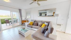 ein Wohnzimmer mit Sofa und Tisch in der Unterkunft Dorada 284950-A Murcia Holiday Rentals Property in Roldán