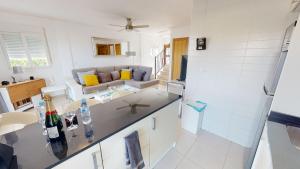 eine Küche und ein Wohnzimmer mit einem Sofa in der Unterkunft Dorada 284950-A Murcia Holiday Rentals Property in Roldán + 16 Fotos